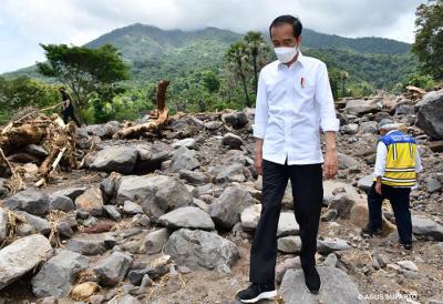 Presiden Joko Widodo mengunjungi Desa Amakaka, Kecamatan Ile Ape, yang merupakan salah satu lokasi terdampak bencana di Nusa Tenggara Timur, Jumat, (9/4/2021).
