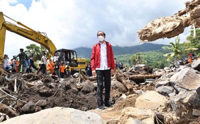 Presiden Joko Widodo mengunjungi Desa Amakaka, Kecamatan Ile Ape, yang merupakan salah satu lokasi terdampak bencana di Nusa Tenggara Timur, Jumat, (9/4/2021).