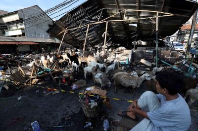 Suasana lokasi pasca kebakaran di Pasar Kambing, Jalan Sabeni Raya, Kebon Melati, Tanah Abang, Jakarta, Jumat (9/4/2021).