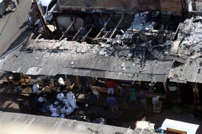 Suasana lokasi pasca kebakaran di Pasar Kambing, Jalan Sabeni Raya, Kebon Melati, Tanah Abang, Jakarta, Jumat (9/4/2021).