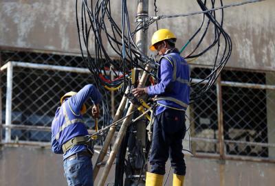 Petugas PLN melakukan perbaikan jarinngan listrik di lokasi pasca kebakaran di Pasar Kambing, Kebon Melati, Tanah Abang, Jakarta, Jumat (9/4/2021).