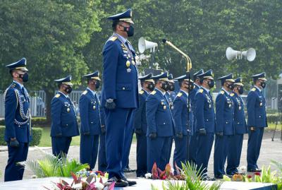 Kepala Staf Angkatan Udara Marsekal TNI Fadjar Prasetyo mengecek kesiapan prajurit saat upacara HUT TNI AU ke-75 di Mabes TNI AU, Cilangkap, Jumat (9/4/2021).
