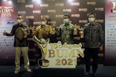 Direktur Utama WEGE Narisman Prasetyo berfoto bersama saat Ajang Anugerah BUMN 2021 di Jakarta, Kamis (8/4/2021).