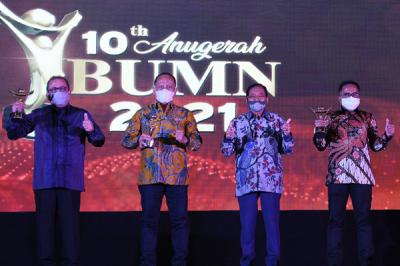 Direktur Utama WEGE Narisman Prasetyo berfoto bersama saat Ajang Anugerah BUMN 2021 di Jakarta, Kamis (8/4/2021).