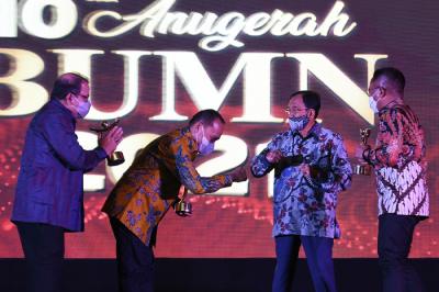 Direktur Utama WEGE Narisman Prasetyo berfoto bersama saat Ajang Anugerah BUMN 2021 di Jakarta, Kamis (8/4/2021).