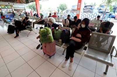 Calon penumpang saat menunggu bus di Terminal Kampung Rambutan, Jakarta Timur, Sabtu (10/4/2021).