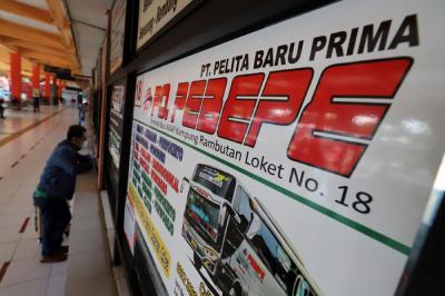 Calon penumpang saat menunggu bus di Terminal Kampung Rambutan, Jakarta Timur, Sabtu (10/4/2021).
