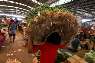 Suasana aktivitas Pasar Induk, Kramat Jati, Jakarta Timur, Sabtu (10/4/2021).
