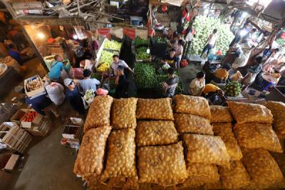 Suasana aktivitas Pasar Induk, Kramat Jati, Jakarta Timur, Sabtu (10/4/2021).