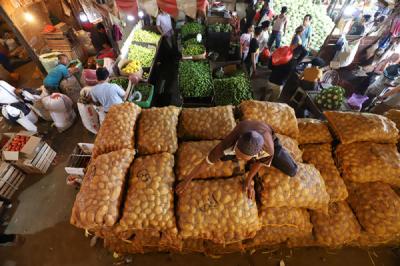 Suasana aktivitas Pasar Induk, Kramat Jati, Jakarta Timur, Sabtu (10/4/2021).