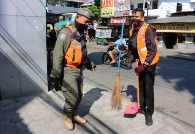 Petugas satuan Polisi Pamong Praja melakukan razia masker di kawasan Jalan Raya Sumur Batu, Kemayoran Jakarta Pusat, Sabtu (10/4/2021).