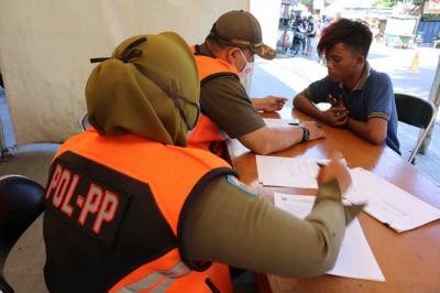 Petugas satuan Polisi Pamong Praja melakukan razia masker di kawasan Jalan Raya Sumur Batu, Kemayoran Jakarta Pusat, Sabtu (10/4/2021).