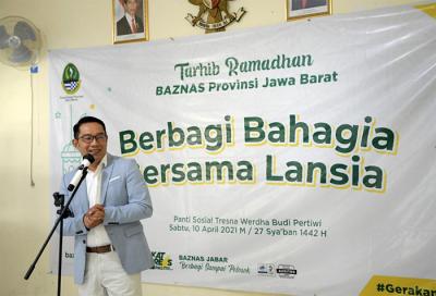 Gubernur Jawa Barat Ridwan Kamil menghadiri Tahrib Ramadan 1442 H bersama Baznas Jabar dengan puluhan lansia di Kota Bandung, Sabtu (10/4/2021).