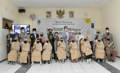 Gubernur Jawa Barat Ridwan Kamil menghadiri Tahrib Ramadan 1442 H bersama Baznas Jabar dengan puluhan lansia di Kota Bandung, Sabtu (10/4/2021).