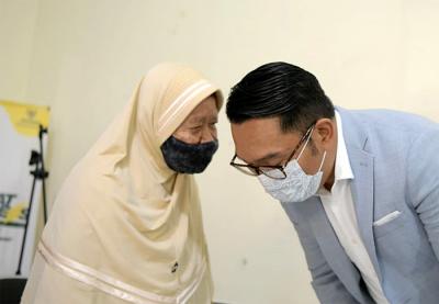 Gubernur Jawa Barat Ridwan Kamil menghadiri Tahrib Ramadan 1442 H bersama Baznas Jabar dengan puluhan lansia di Kota Bandung, Sabtu (10/4/2021).