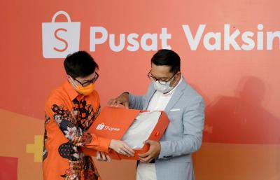 Menteri Kesehatan Budi Gunadi Sadikin bersama Gubernur Jawa BaratÂ Ridwan Kamil saa menijau vaksinasiÂ massal di Bandung, Jawa Barat, Sabtu (10/4/2021).