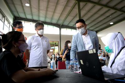 Menteri Kesehatan Budi Gunadi Sadikin bersama Gubernur Jawa BaratÂ Ridwan Kamil saa menijau vaksinasiÂ massal di Bandung, Jawa Barat, Sabtu (10/4/2021).