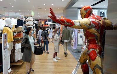 Sejumlah pengunjung berbelanja di Toko Uniqlo saat hari pertama di buka di Pondok Indah Mall 3, Jakarta, Jumat (9/4/2021).