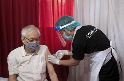 Warga mengikuti vaksinasi Covid-19 di Kampung Tangguh Jaya Cideng, Jakarta, Sabtu (10/4/2021).