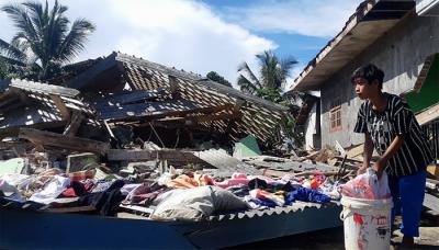 Warga melihat bangunan rumah yang roboh akibat gempa di Desa Kaliuling, Kecamatan Tempursari, Kabupaten Lumajang, Jawa Timur, Minggu (11/4/2021).