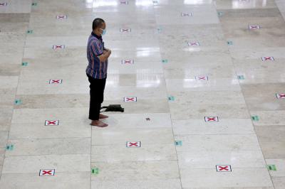 Jemaah melaksanakan salat di Masjid Istiqlal, Jakarta, Sabtu (10/4/2021).