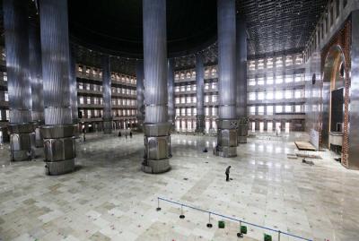 Jemaah melaksanakan salat di Masjid Istiqlal, Jakarta, Sabtu (10/4/2021).