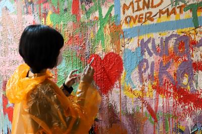 Pengunjung sedang melukis sesuka suka hati di dinding seni yang berada di museum Moza, Jakarta Pusat. Minggu (11/4/2021).
