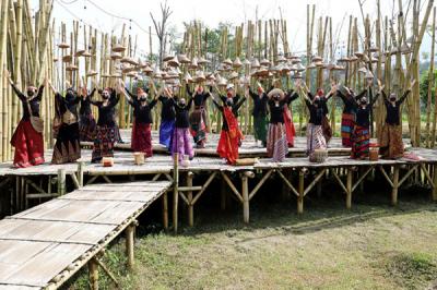 Model dan penari berjalan diatas catwalk saat acara pagelaran wastra dan budaya di Cisarua, Bogor, Jawa Barat, Minggu (11/4/2021).
