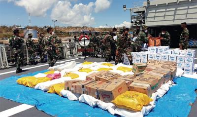 Personel TNI membawa logistik untuk disalurkan ke korban bencana alam di Sabu Raijua, di dermaga Lantamal VII Kupang, NTT, Minggu (11/4/2021).