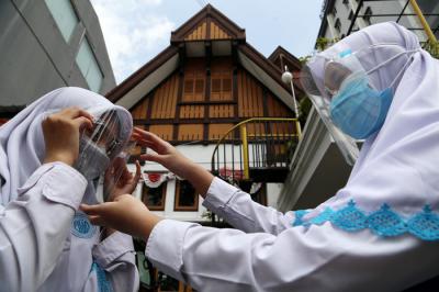 Pelajar SMP Al Falah Surabaya mengikuti simulasi penerapan protokol kesehatan Sekolah Tatap Muka di SMP Al-Falah, Surabaya, Jawa Timur, Senin (12/4/2021).