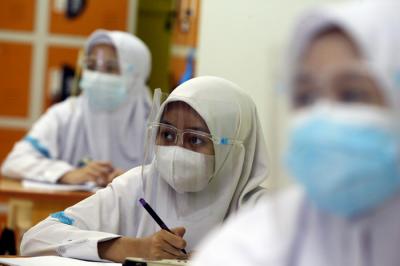 Pelajar SMP Al Falah Surabaya mengikuti simulasi penerapan protokol kesehatan Sekolah Tatap Muka di SMP Al-Falah, Surabaya, Jawa Timur, Senin (12/4/2021).