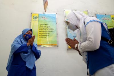 Pelajar SMP Al Falah Surabaya mengikuti simulasi penerapan protokol kesehatan Sekolah Tatap Muka di SMP Al-Falah, Surabaya, Jawa Timur, Senin (12/4/2021).