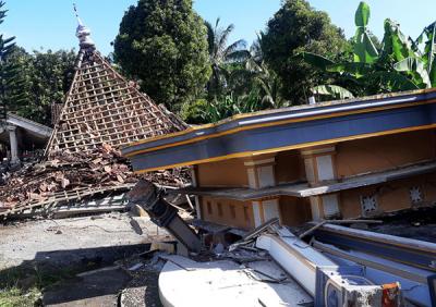 Bangunan rumah berguguran, menyisakan puing-puing berserakan. Cerita pilu itu berawal saat bumi bergetar di Sabtu (10/4/2021) siang, sekitar pukul 14.00 WIB.