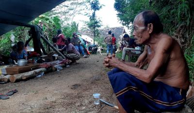 Bangunan rumah berguguran, menyisakan puing-puing berserakan. Cerita pilu itu berawal saat bumi bergetar di Sabtu (10/4/2021) siang, sekitar pukul 14.00 WIB.