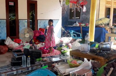 Bangunan rumah berguguran, menyisakan puing-puing berserakan. Cerita pilu itu berawal saat bumi bergetar di Sabtu (10/4/2021) siang, sekitar pukul 14.00 WIB.