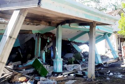 Bangunan rumah berguguran, menyisakan puing-puing berserakan. Cerita pilu itu berawal saat bumi bergetar di Sabtu (10/4/2021) siang, sekitar pukul 14.00 WIB.