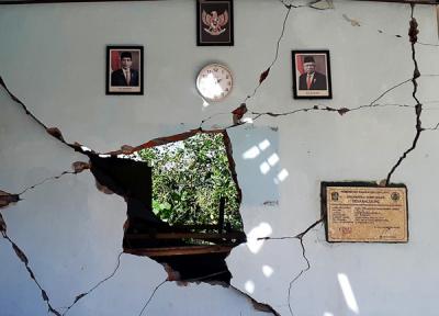 Bangunan rumah berguguran, menyisakan puing-puing berserakan. Cerita pilu itu berawal saat bumi bergetar di Sabtu (10/4/2021) siang, sekitar pukul 14.00 WIB.