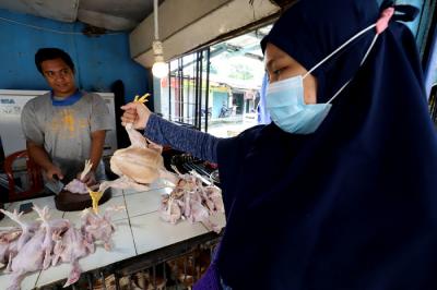 Pedagang daging ayam melayani pembeli di Pasar Kecapi, Kota Bekasi, Jawa Barat, Senin (12/4/2021).