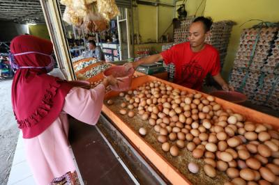 Pedagang melayani pembeli di Pasar Kecapi, Kota Bekasi, Jawa Barat, Senin (12/4/2021).