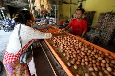 Pedagang melayani pembeli di Pasar Kecapi, Kota Bekasi, Jawa Barat, Senin (12/4/2021).