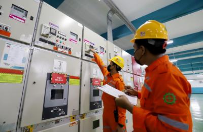 Petugas mencatat beban dan insfeksi level 1 di ruang Cell 20kv di PLN Unit Induk Distribusi Jakarta Raya, Senin (12/4/2021).