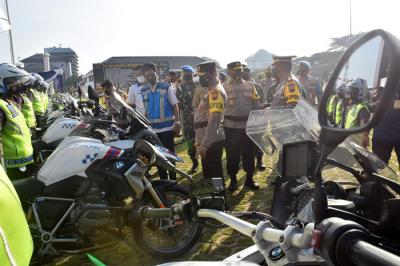 Upacara gelar apel Operasi Keselamatan Candi 2021 di halaman Mapolda Jateng, Semarang, Jawa Tengah, Senin (12/4/2021).