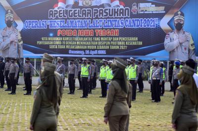 Upacara gelar apel Operasi Keselamatan Candi 2021 di halaman Mapolda Jateng, Semarang, Jawa Tengah, Senin (12/4/2021).
