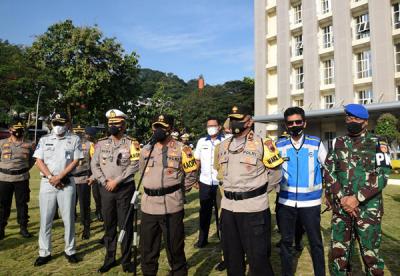 Upacara gelar apel Operasi Keselamatan Candi 2021 di halaman Mapolda Jateng, Semarang, Jawa Tengah, Senin (12/4/2021).