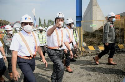 Progres pembangunan proyek Kereta Cepat Jakarta-Bandung (KCJB) di Stasiun Padalarang dan Depo KCJB di Tegalluar, Jawa Barat, Senin (12/4/2021).