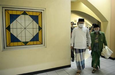 Gubernur Jawa Barat Ridwan Kamil melaksanakan shalat tarawih perdana bulan Ramadan 1442 H di masjid Pusdai Bandung, Jawa Barat, Senin (12/4/2021).