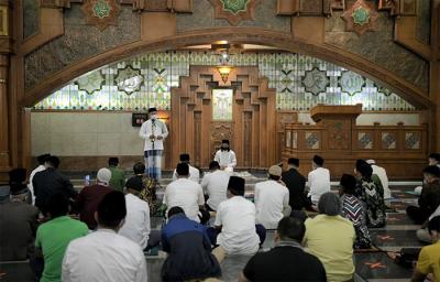Gubernur Jawa Barat Ridwan Kamil melaksanakan shalat tarawih perdana bulan Ramadan 1442 H di masjid Pusdai Bandung, Jawa Barat, Senin (12/4/2021).