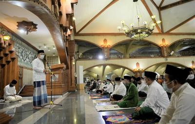 Gubernur Jawa Barat Ridwan Kamil melaksanakan shalat tarawih perdana bulan Ramadan 1442 H di masjid Pusdai Bandung, Jawa Barat, Senin (12/4/2021).
