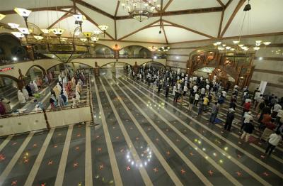 Gubernur Jawa Barat Ridwan Kamil melaksanakan shalat tarawih perdana bulan Ramadan 1442 H di masjid Pusdai Bandung, Jawa Barat, Senin (12/4/2021).