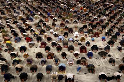 Jemaah melaksanakan ibadah shalat tarawih perdana bulan suci Ramadan 1442 Hijriah di Masjid Nasional Al Akbar Surabaya, Jawa Timur, Senin (12/4/2021).